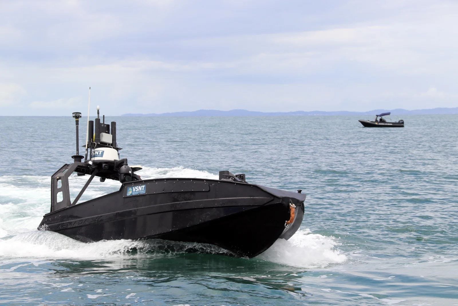 Embarcação não tripulada VSNT em operação na baía