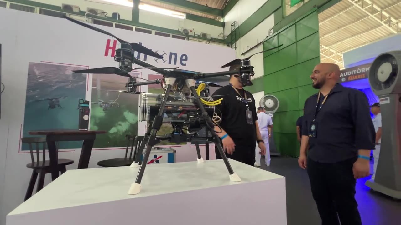 Demonstração de drone no estande Hydrone