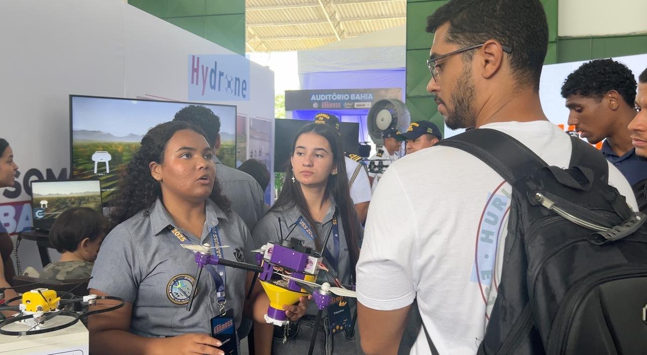 Estudantes apresentando drone no estande Hydrone