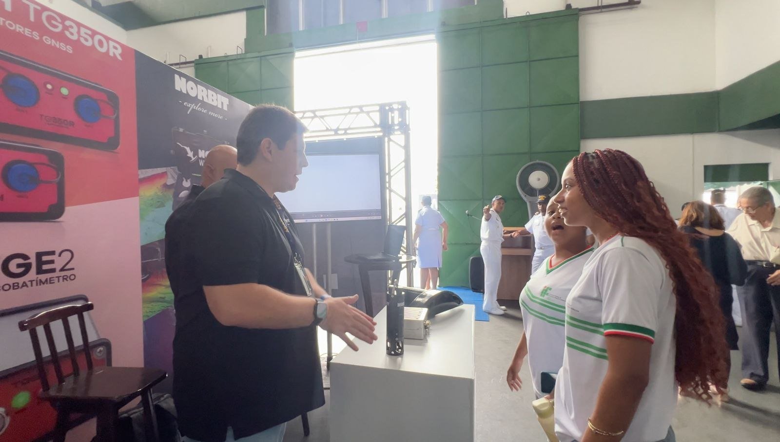 Apresentação de equipamentos no estande Norbit