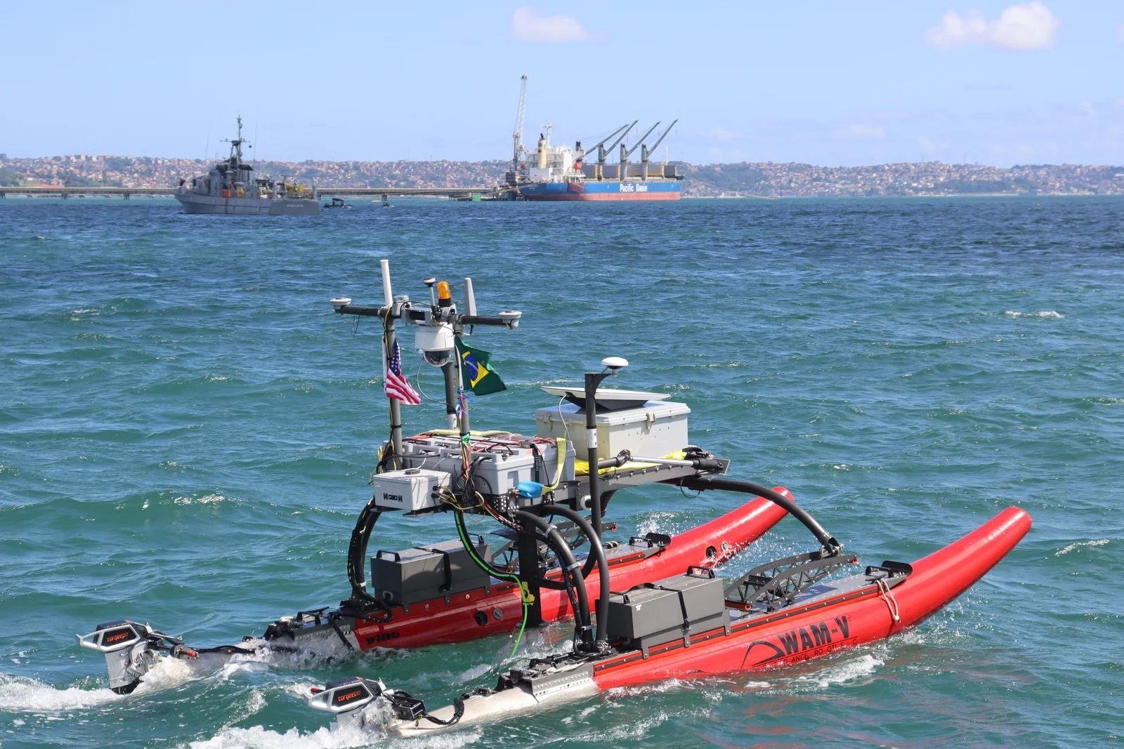 Catamarã autônomo WAM-V navegando na baía